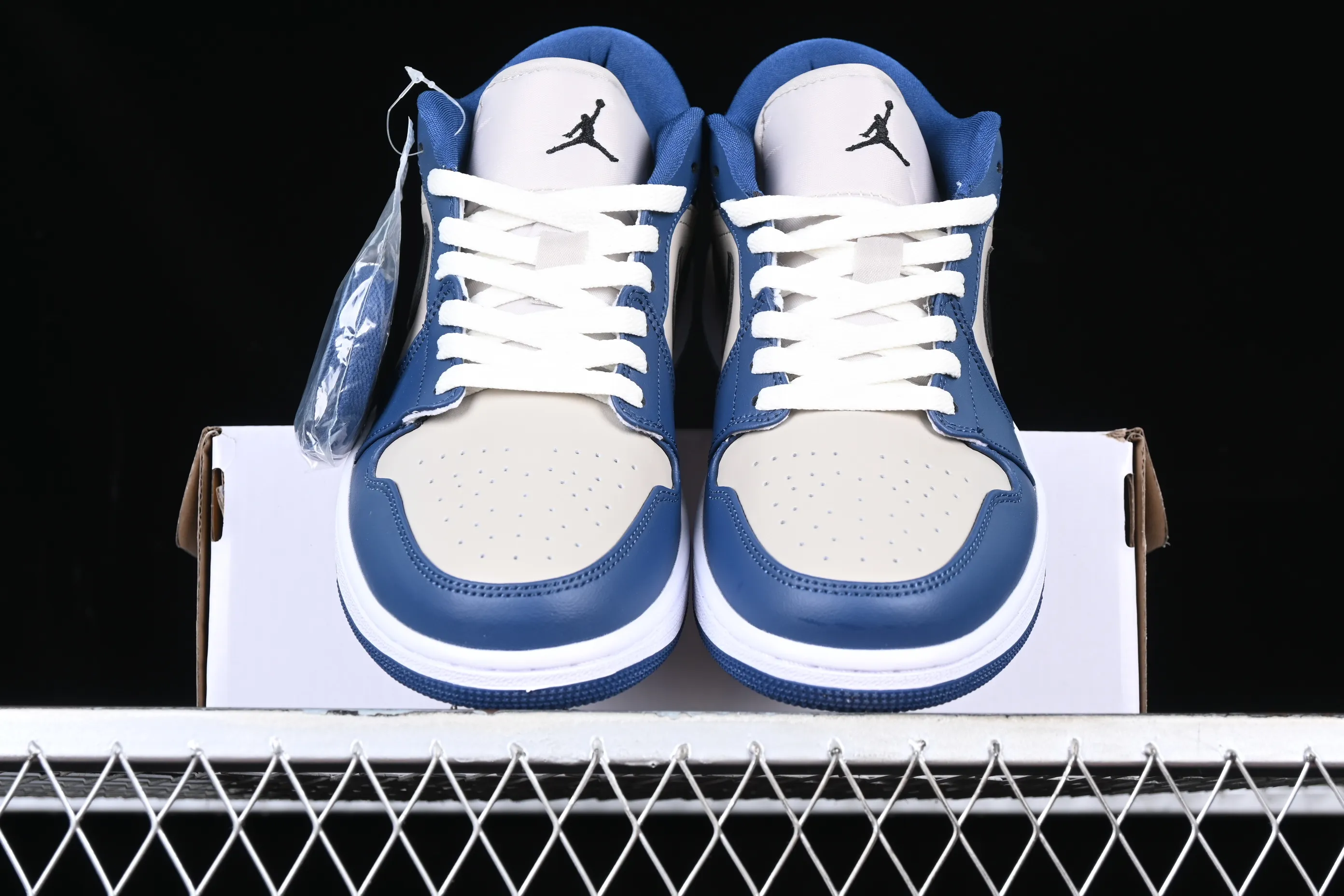 All categories Air Jordan Jordan series basketball shoes Air Jordan 1 Low Z version Air Jordan 1 Low "Georgetown" AJ1 Joe 1 Georgetown low-top cultural and casual sneakers DC0774-402